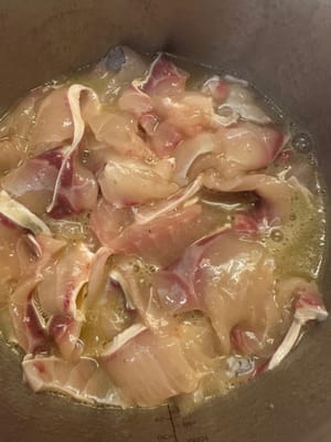 จากนั้น นำชิ้นปลาไปหมักกับส่วนผสมที่ระบุไว้ อย่าลืมถูน้ำต้นหอมและน้ำขิงให้ทั่วปลา พักไว้ก่อน