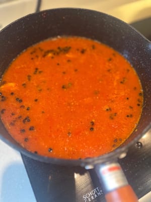 จากนั้นเทซอสมะเขือเทศที่เตรียมไว้และซุปเปรี้ยวแดงสูตรพิเศษของกุ้ยโจวลงไป