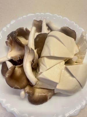 ในระหว่างนี้ ให้ล้างและหั่นส่วนผสมอื่นๆ ที่เป็นเครื่องเคียง เอาขั้วมะเขือเทศลูกเล็กๆ ออก