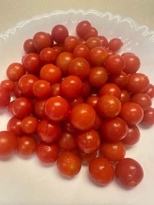 ในระหว่างนี้ ให้ล้างและหั่นส่วนผสมอื่นๆ ที่เป็นเครื่องเคียง เอาขั้วมะเขือเทศลูกเล็กๆ ออก