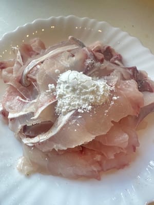 เริ่มต้นด้วยการล้างชิ้นปลาให้สะอาด คลุกเคล้าด้วยแป้งข้าวโพดผสมน้ำ แล้วทิ้งไว้ 10 นาที