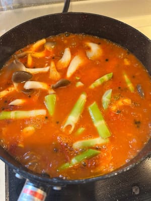 เมื่อน้ำซุปเดือดแล้ว ให้ใส่ผักและเต้าหู้ทั้งหมดลงไป