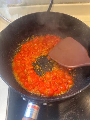 จากนั้นใช้ตะหลิวบดมะเขือเทศให้เป็นเนื้อเนียน