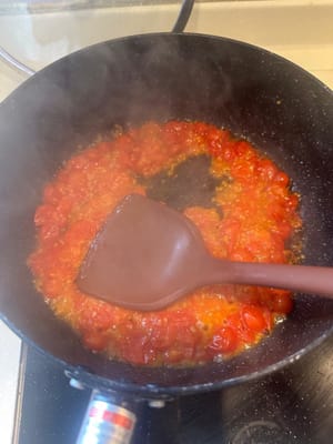 จากนั้นใช้ตะหลิวบดมะเขือเทศให้เป็นเนื้อเนียน