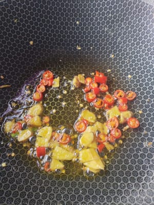 Heat oil in a pan and sauté ginger, garlic and chili pepper until fragrant.