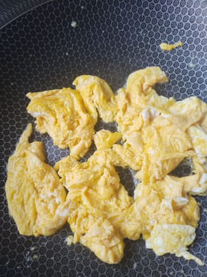 Heat oil in a pan, pour in egg liquid and fry until both sides are golden brown. Remove from pan and set aside.