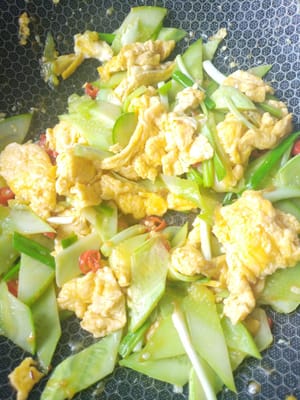 Add the scrambled eggs, sauce and chopped green onions and stir-fry for 15 seconds.