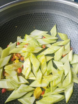 Pour the pickled cucumbers and stir-fry for 30 seconds.