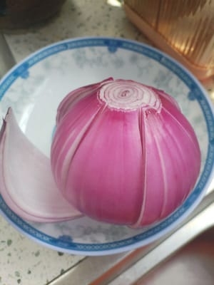 Wash the onion and cut the outer two layers with a knife.