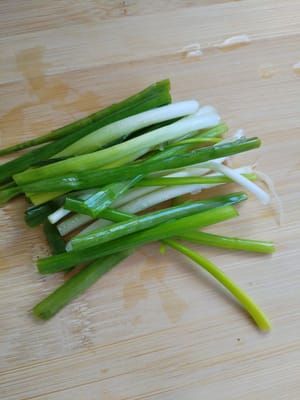 Cut the shallots into sections and set aside.