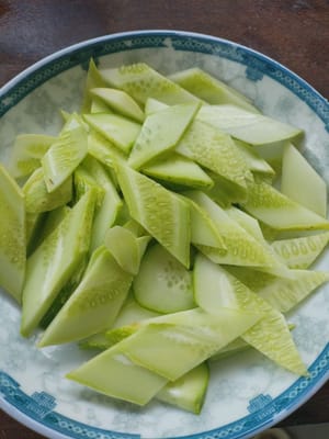 Cut the cucumber into diamond shapes, add salt and marinate for one minute, then rinse with clean water, drain and place on a plate for later use.