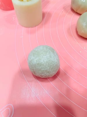 月饼压模前防沾
把包好的月饼胚在手上滚一圈手粉防沾。