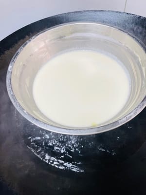 Cottura a vapore della Snow Skin
Fate bollire una pentola d'acqua. Una volta che bolle, coprite la ciotola con la pastella per la Snow Skin con pellicola trasparente (se non è disponibile, mettetela su un piatto). Cuocete a vapore il composto a fuoco medio-alto per 25 minuti.