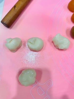 然后再把冰皮也分成一个个25克左右的小团,同样搓圆。冰皮馅总重量不超过50克。