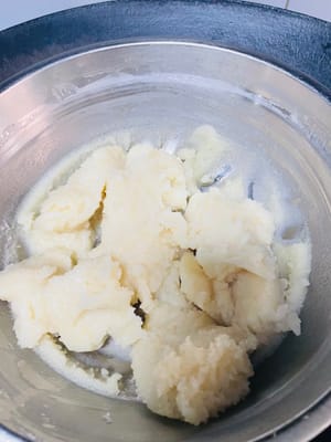 Dopo circa 15 minuti di cottura a vapore, togliete la pellicola trasparente e date un'occhiata. Se ci sono punti poco cotti al centro, mescolate con le bacchette e continuate la cottura a vapore. Ricordatevi di tenere il coperchio per tutto il tempo, poiché il vapore gocciolerà nella buccia e la rovinerà. Inoltre, fate attenzione a non far asciugare l'acqua nella pentola.