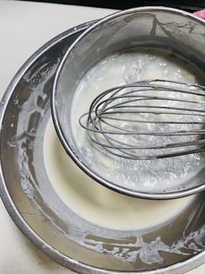 Quindi setacciare l'impasto due volte per creare una crosta più liscia. Mettere da parte e lasciare riposare per 30 minuti.