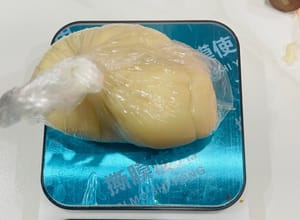 冷却冰皮
蒸好的冰皮拿出来,先放凉,然后放进冰箱冷藏1小时。冷藏过的冰皮更好操作,不容易粘手。记得放进冰箱的时候也要盖上保鲜膜,不然会变干。