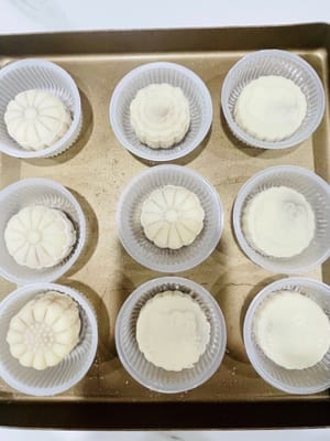 Quindi, posiziona il mooncake nella teglia e avvolgilo.

Sbrigati a rimettere questo mooncake innevato nel congelatore! È destinato alla 
