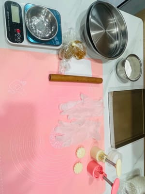 准备包月饼的材料
在包月饼之前,把秤、月饼模具、炒好的手粉、手套(没有手套就多涂点手粉在手上)、月饼托和盒子都准备好,省得到时候手忙脚乱。