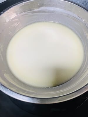 Dopo circa 15 minuti di cottura a vapore, togliete la pellicola trasparente e date un'occhiata. Se ci sono punti poco cotti al centro, mescolate con le bacchette e continuate la cottura a vapore. Ricordatevi di tenere il coperchio per tutto il tempo, poiché il vapore gocciolerà nella buccia e la rovinerà. Inoltre, fate attenzione a non far asciugare l'acqua nella pentola.