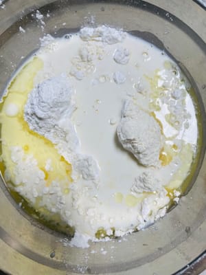 Preparare la pastella per la pasta sfoglia
Versare tutti gli ingredienti, tranne la farina di riso glutinoso cotta e il ripieno, in una ciotola capiente e mescolare energicamente con le bacchette fino a ottenere un composto omogeneo.