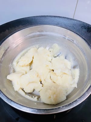 蒸到15分钟左右的时候,可以揭开保鲜膜看一眼,如果中间还有没熟的,就拿筷子搅和一下,再继续蒸。全程一定要记得盖好,不然水蒸气滴进去,皮就不好吃了,而且注意锅里的水别烧干了。