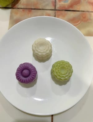 Allego le foto dei miei mooncake con pasta di fagioli rossi al matcha e durian, come riferimento! Se volete ricreare lo stesso stile, seguite questa ricetta (aggiungete 5-8 grammi di polvere di matcha o farina di patate dolci viola quando preparate la buccia) e andrà tutto bene~

Consigli
1. Questi mooncake sono fatti a mano e non contengono additivi, quindi si conservano in frigorifero solo per 3-5 giorni. Preparatene il più possibile e non conservateli troppo a lungo.
2. Potete modificare il ripieno in base ai vostri gusti. Se vi piace il dolce, usatene di più; se preferite il salato, provate il ripieno di tuorlo d'uovo salato.