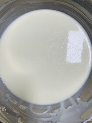 然后把这个粉浆过筛两次,这样做出来的皮更细腻。过筛完了放一边,让它静静待30分钟。