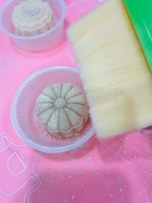 整理和冷藏
用小毛刷(别用硅胶的,刷不干净)轻轻把月饼表面多余的手粉扫掉。