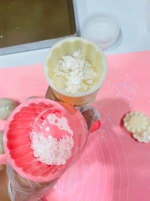 月饼模具防沾:
在月饼模具里面撒上一层手粉,包括模具底部的压片也要撒上,这样才不会粘。