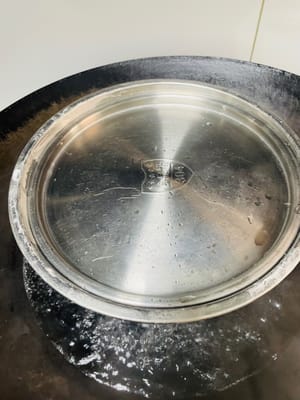 蒸冰皮
烧一锅水,水开了之后,把静置好的冰皮粉浆碗盖上保鲜膜(没有保鲜膜就扣个盘子),放进锅里(全程)中大火隔水共蒸25分钟。