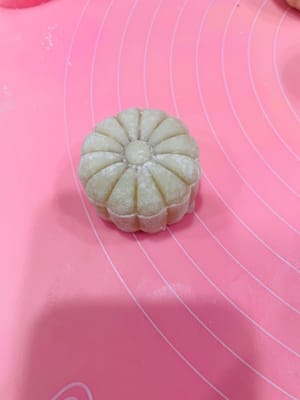 Disposizione e Refrigerazione
Utilizzare un pennellino (non in silicone, perché non si pulisce) per rimuovere delicatamente la farina in eccesso dalla superficie dei mooncake.