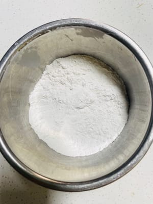 炒手粉
趁粉浆静置的时候,把50克糯米粉放进锅里,开小火慢慢炒。一边炒一边用锅铲翻,等到闻不到生面粉的味道,颜色稍微变黄一点就可以了。这就是咱们的手粉,等下包月饼的时候用来防粘,千万别炒糊了哦。放凉备用。