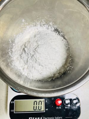 Farina per soffriggere
Mentre la pastella riposa, aggiungete 50 grammi di farina di riso glutinoso nel wok e fate soffriggere lentamente a fuoco basso. Mescolate con una spatola finché l'odore di farina cruda non sarà scomparso e il colore non sarà leggermente giallo. Questa è la farina che userete per evitare che i mooncake si attacchino. Fate attenzione a non bruciarli. Lasciate raffreddare e mettete da parte.