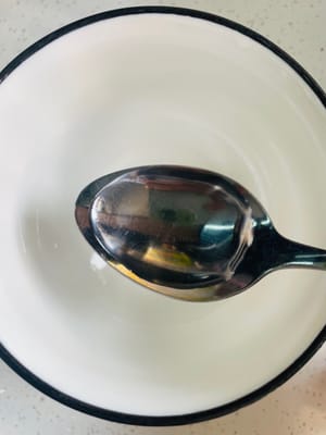 調味醬：碗裡加入白醋2湯匙，生抽3湯匙，食用鹽2g，攪拌均勻備用。