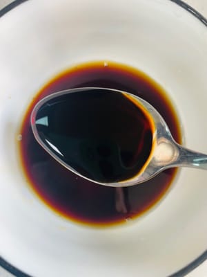 Saus: Tambahkan 2 sendok makan cuka putih, 3 sendok makan kecap asin, dan 2 gram garam ke dalam mangkuk, aduk rata dan sisihkan.