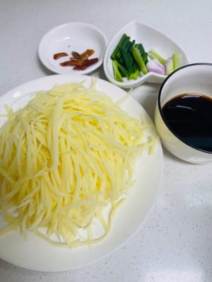 Siapkan paprika dan daun bawang, lalu potong menjadi beberapa bagian untuk digunakan nanti.