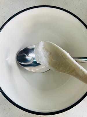 調味醬：碗裡加入白醋2湯匙，生抽3湯匙，食用鹽2g，攪拌均勻備用。