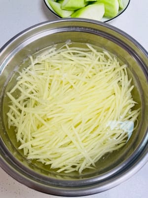 Bilas dalam air beberapa kali dan tiriskan untuk digunakan nanti (untuk menghindari pati menempel di panci saat menggoreng).