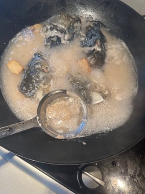 让料酒。在锅里维持1分钟散发腥味。再加热腾腾的供水。水开后隔去浮摸。换上炖东西的仪器。