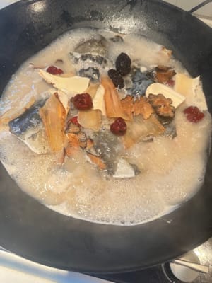 让料酒。在锅里维持1分钟散发腥味。再加热腾腾的供水。水开后隔去浮摸。换上炖东西的仪器。