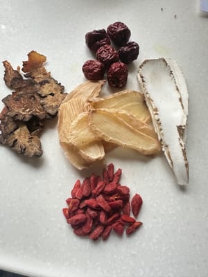 6 datteri rossi o blu, 50 g di Gastrodia elata, 30 g di Angelica dahurica, 20 g di Lycium barbarum, 30 g di Chuan Gong.