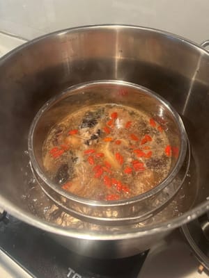 Cuocere a fuoco lento per 2 ore e 40 minuti. Aggiungere le bacche di goji e cuocere a fuoco lento per altri 20 minuti. Spegnere il fuoco.