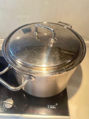 portare l'acqua a ebollizione e lasciar sobbollire per tre ore a fuoco medio-alto.