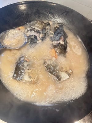让料酒。在锅里维持1分钟散发腥味。再加热腾腾的供水。水开后隔去浮摸。换上炖东西的仪器。