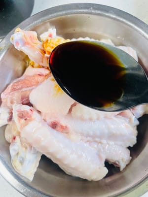 控好水的雞中翅，加入1.5匙生抽、1匙料酒、1匙蠔油、1小匙白胡椒粉、1小匙底鹽，再配上薑絲，抓拌均勻，讓雞中翅好好吸收這些調味料的味道，醃製半小時以上，這段時間可以讓它們在一旁「靜靜」。