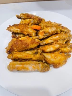 Enfin, versez une petite cuillère d'huile dans une autre poêle, faites revenir les jaunes d'œufs écrasés à feu doux jusqu'à ce qu'ils bouillonnent, puis ajoutez les ailes de poulet frites, faites sauter 1 à 2 minutes et servez. Ces délicieuses ailes de poulet dorées sont prêtes, elles vont vous en mettre plein la vue ! Je n'ai pas arrêté non plus 😂