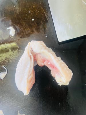 這道菜可是小神獸的心頭好！咱先處理雞中翅，我呢有點“摳門”，把雞中翅從中間斬開，這樣神獸就不能吃太多啦（偷笑）。當然啦，要是你們不介意神獸多吃，也可以不斬開，全憑個人喜好哈。然後把雞中翅泡洗乾淨，控乾水分備用。
