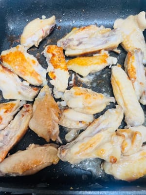 Vaporisez un peu d'huile dans une poêle antiadhésive, déposez les ailes de poulet et faites-les dorer des deux côtés, environ 3 minutes par côté. Attention à la chaleur et à ne pas les brûler, sinon tous vos efforts seront vains.