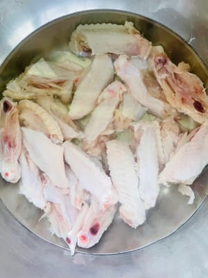 這道菜可是小神獸的心頭好！咱先處理雞中翅，我呢有點“摳門”，把雞中翅從中間斬開，這樣神獸就不能吃太多啦（偷笑）。當然啦，要是你們不介意神獸多吃，也可以不斬開，全憑個人喜好哈。然後把雞中翅泡洗乾淨，控乾水分備用。